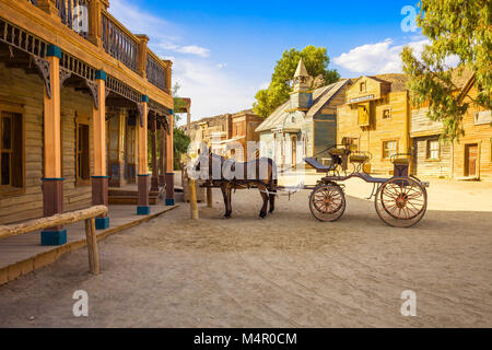 Deserto TABERNAS, Almeria Andalusia / Spagna - 18 settembre 2011: Spaghetti western film posizione imposta nel deserto Tabernas, carro trainato da cavalli. Foto Stock