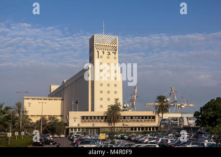 Haifa, Israele - 6 Novembre 2012: Uno dei più grandi elevatori della granella nel porto Foto Stock