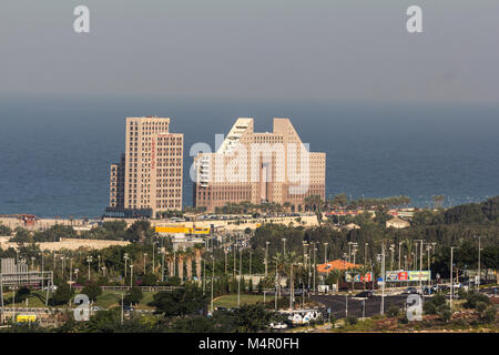 Haifa, Israele-6 novembre 2012: vista della Spiaggia Carmel Hof dado e l'hotel Foto Stock