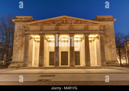 Il Neue Wache di Berlino, il Memoriale Centrale della Repubblica federale di Germania per le vittime di guerra e di dittatura, di notte Foto Stock