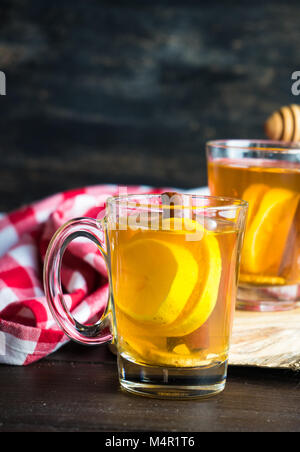 Tazza di tè allo zenzero, succo di limone e il miele su tavola in legno rustico con copyspace Foto Stock