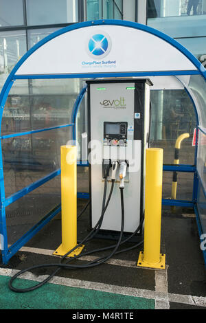 Il veicolo elettrico stazione di carica, Oban ferry terminal, Oban, Argyll and Bute Foto Stock