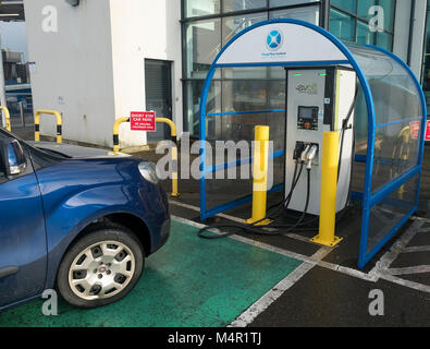 Il veicolo elettrico stazione di carica, Oban ferry terminal, Oban, Argyll and Bute Foto Stock