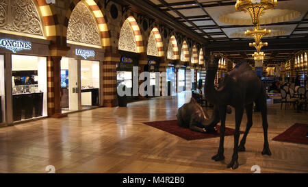 DUBAI, Emirati Arabi Uniti - marzo 31st, 2014: Suk dorato all'interno del centro commerciale di Dubai Foto Stock
