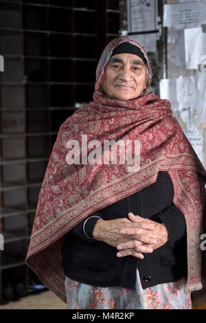Ritratto di un vecchio indiano donna Sikh presso il babà Makhan Shah Lobana Centro Sikh su 101 Avenue in Richmond Hill, Queens, a New York City Foto Stock