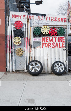 Una porzione della superficie esterna della A1 pneumatico Negozio di proprietà di Indian sikh sul 110th Avenue in The Richmond Hill section of Queens, New York Foto Stock