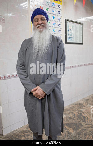 Ritratto di un vecchio indiano uomo Sikh presso il babà Makhan Shah Lobana Centro Sikh su 101 Avenue in Richmond Hill, Queens, a New York ci Foto Stock