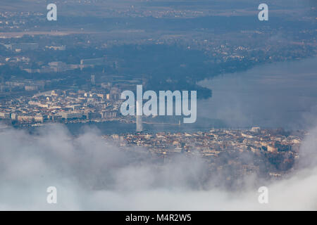 Aeria vista della città di Ginevra su un nebbioso giorno d'inverno. Foto Stock