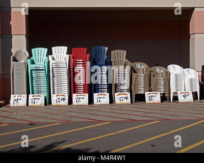Pile di sedie a sdraio per vendita a Home Depot Store, CALIFORNIA, STATI UNITI D'AMERICA, Foto Stock