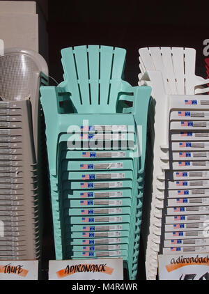 Pile di American, sedie a sdraio per vendita a Home Depot Store, CALIFORNIA, STATI UNITI D'AMERICA, Foto Stock