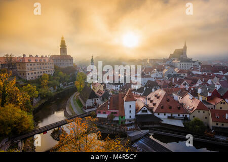 Vista panoramica del centro storico della città di Cesky Krumlov con il famoso castello di Cesky Krumlov, un sito Patrimonio Mondiale dell'UNESCO sin dal 1992, in una bella mattina l Foto Stock