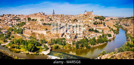 Vista panoramica del centro storico della città di Toledo con il fiume Tajo in Castilla la Mancha, in Spagna Foto Stock