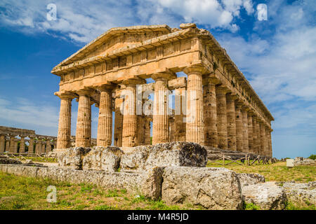 Tempio di Hera al famoso archeologica di Paestum Sito Patrimonio Mondiale dell'UNESCO, che contiene alcuni dei più ben conservati antichi templi greci Foto Stock