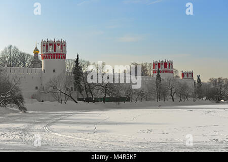 Il Convento Novodevichy, noto anche come monastero Bogoroditse-Smolensky (17 secolo) e grande Novodevichy stagno in inverno. Mosca, Russia Foto Stock