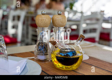 Ampolla con olio di oliva e aceto balsamico su una scheda blu Foto stock -  Alamy