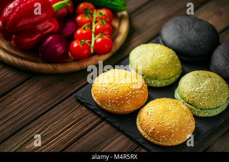 Angolo di Alta Vista della varietà di sei Hamburger panini o cena rotoli disposti in due file sul tavolo a trama o un contatore superficie Foto Stock