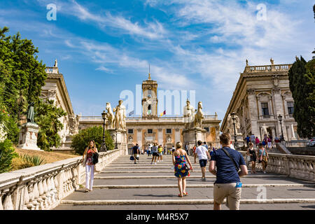 Roma, Italia - 31 agosto 2017: turisti su Michelangelo scale che portano a Piazza del Campidoglio sulla sommità del colle Capitolino e Palazzo Senatorio, Roma, Italia. Foto Stock