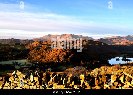 La mattina presto la luce del sole oltre il Coniston Fells Foto Stock