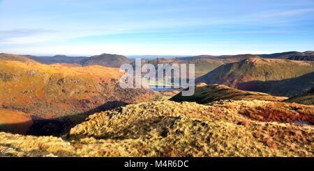 In autunno la luce del sole sull'Ullswater fells Foto Stock