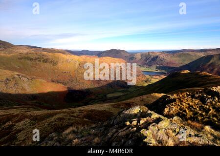 In autunno la luce del sole sull'Ullswater fells Foto Stock