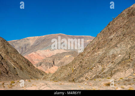 Montagne delle Ande sulla strada verso nord costeggiando ferrovia di nubi verso Salinas Grandes saline nella provincia di Jujuy, Argentina. Foto Stock