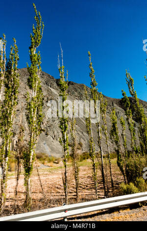 Montagne delle Ande sulla strada verso nord costeggiando ferrovia di nubi verso Salinas Grandes saline nella provincia di Jujuy, Argentina. Foto Stock