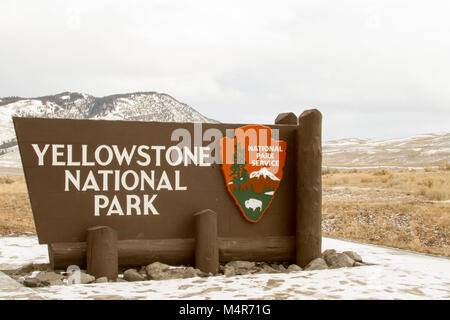 Parco Nazionale di Yellowstone, Wyomng - Febbraio 4, 2018 : Ingresso segno del Parco Nazionale di Yellowstone in neve in entrata settentrionale in Wyoming. Foto Stock