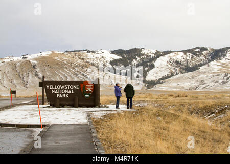 Parco Nazionale di Yellowstone, Wyomng - Febbraio 4, 2018 : Turisti in segno di entrata al Parco Nazionale di Yellowstone in neve in entrata settentrionale nel Wyoming Foto Stock
