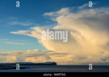 Cumulonimbus nuvola sulla testa di Dunnet e Pentland Firth, dal vicino villaggio di Mey, Caithness in Scozia, Regno Unito Foto Stock