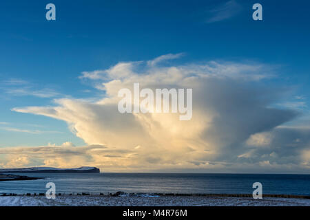 Cumulonimbus nuvola sulla testa di Dunnet e Pentland Firth, dal vicino villaggio di Mey, Caithness in Scozia, Regno Unito Foto Stock