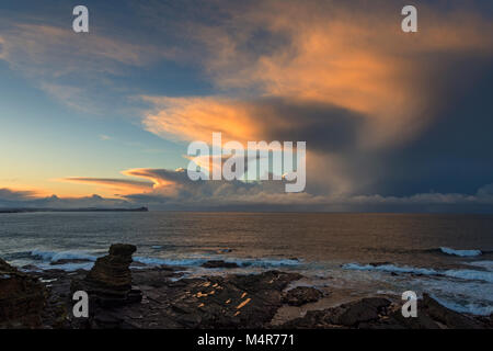 Nuvola di cumulonimbus al tramonto su Dunnet Head e il Pentland Firth, dal Men of Mey stack mare, St John's Point, Caithness, Scozia, Regno Unito Foto Stock