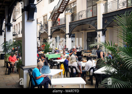 Il sabato mattina il mercato di palme, con prodotti freschi di fattoria stile di cibo e le birre artigianali, nel quartiere alla moda di Woodstock, Cape Town, Sud Africa Foto Stock