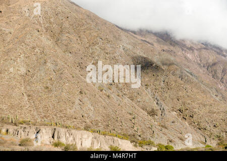 Montagne delle Ande sulla strada verso nord costeggiando ferrovia di nubi verso Salinas Grandes saline nella provincia di Jujuy, Argentina. Foto Stock