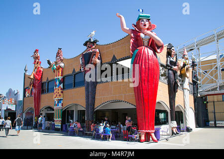 St Kilda, Melbourne, Australia: Marzo 18, 2017: famiglie godendo le giostre e caffè a Melbourne il Luna Park su un cielo blu giornata d'estate. Foto Stock