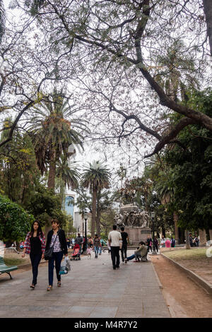 SALTA, Argentina - 3 ottobre 2017: le persone e i cani randagi nel parco. Foto Stock