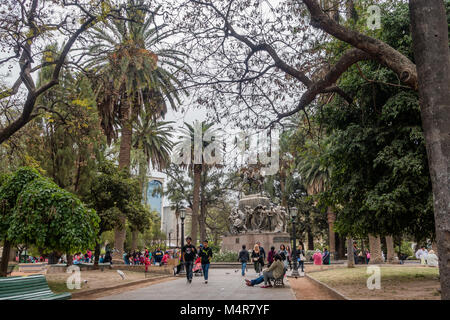 SALTA, Argentina - 3 ottobre 2017: alberi appendere tettuccio di persone in un parco. Foto Stock