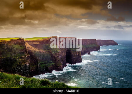 Le Scogliere di Moher sono scogliere sul mare situato presso il bordo sudoccidentale del Burren regione nella contea di Clare, Irlanda. Foto Stock