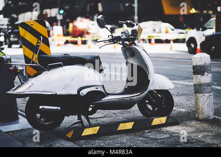 Vintage White scooter parcheggiato sulla strada Foto Stock