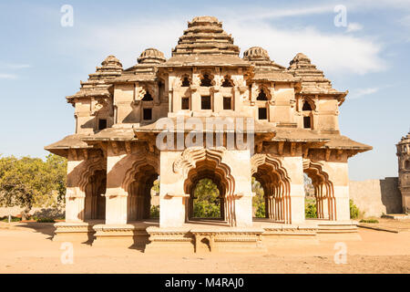 Indiano turistico punto di riferimento fra le antiche rovine di Hampi. Hampi Bazaar, Hampi, Karnataka, India Foto Stock