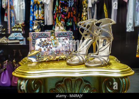 Negozio di Praga, negozio di lusso Dolce Gabbana con tacchi alti, via Parizska, shopping di Praga, Repubblica Ceca Foto Stock