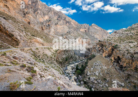 Kourtaliotis Gorge in creta. Bellissima vista del Kourtaliotiko Gorge, il crepitio gorge in inglese, Rethymno Area, Grecia Foto Stock
