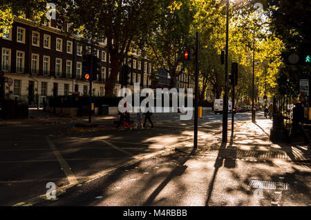 London, Regno Unito - 25 Ottobre 2017: la gente di Londra a camminare nella luce del tramonto sulla strada vicino alla stazione di Paddington. L:ONDON, 25 Ottobre 2017 Foto Stock