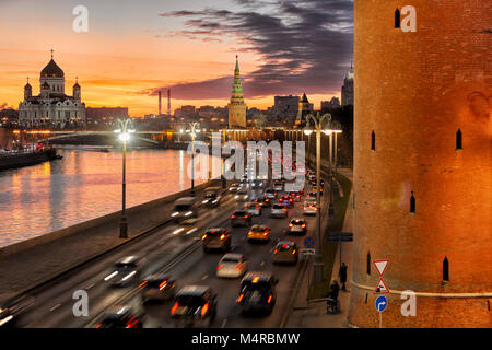 Traffico stradale pesante in ora di punta su Kremlevskaya Naberajnaya (Kremlevskaya Embankment). Mosca, Russia. Foto Stock