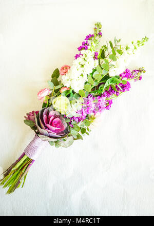 Bel bouquet con fresco anemone, rose, brassica, e fiori antirrhinum Foto Stock