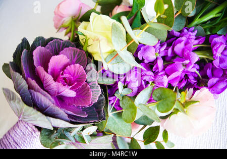 Bel bouquet con fresco anemone, rose, brassica, e fiori antirrhinum Foto Stock