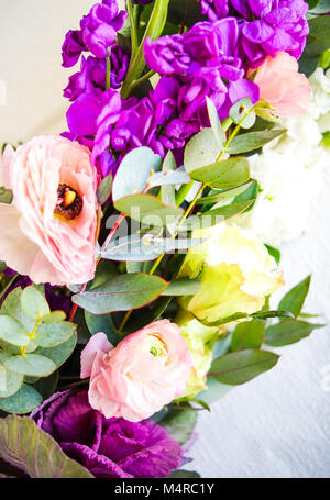 Bel bouquet con fresco anemone, rose, brassica, e fiori antirrhinum Foto Stock