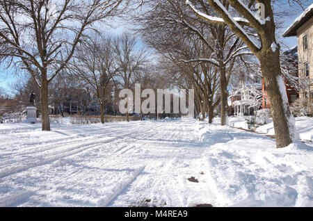 San Paolo, MN/STATI UNITI D'America - 23 Gennaio 2018: Snowy strade della città di San Paolo lungo Avenue Portland e Nathan Hale Park nello storico quartiere di collina Foto Stock