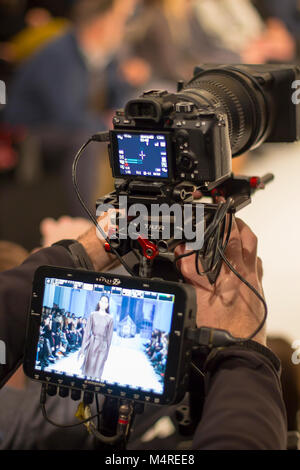 Kiev, Ucraina - 5 febbraio 2018: televisione di radiodiffusione della fotocamera una mostra durante Ukrainian Fashion Week FW18-19 a Mystetsky Arsenal a Kiev Foto Stock