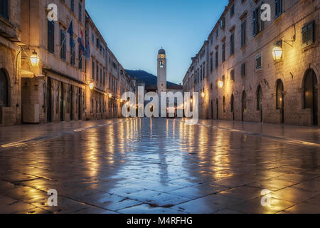 Classic vista panoramica del famoso Stradun, la strada principale della città vecchia di Dubrovnik, in una bella mattina twilight prima del sorgere del sole all'alba in estate Foto Stock