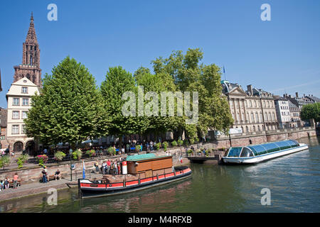 Punto di partenza per gite in barca sul Ill iver, vista sulla cattedrale di Strasburgo, Alsazia, Bas-Rhin, Francia, Europa Foto Stock